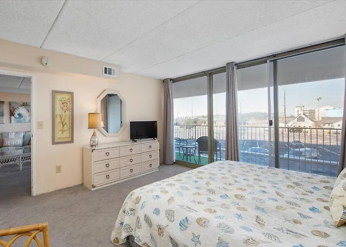 Gorgeous & Spacious 3 Bedroom Towers With Indoor Pool! *